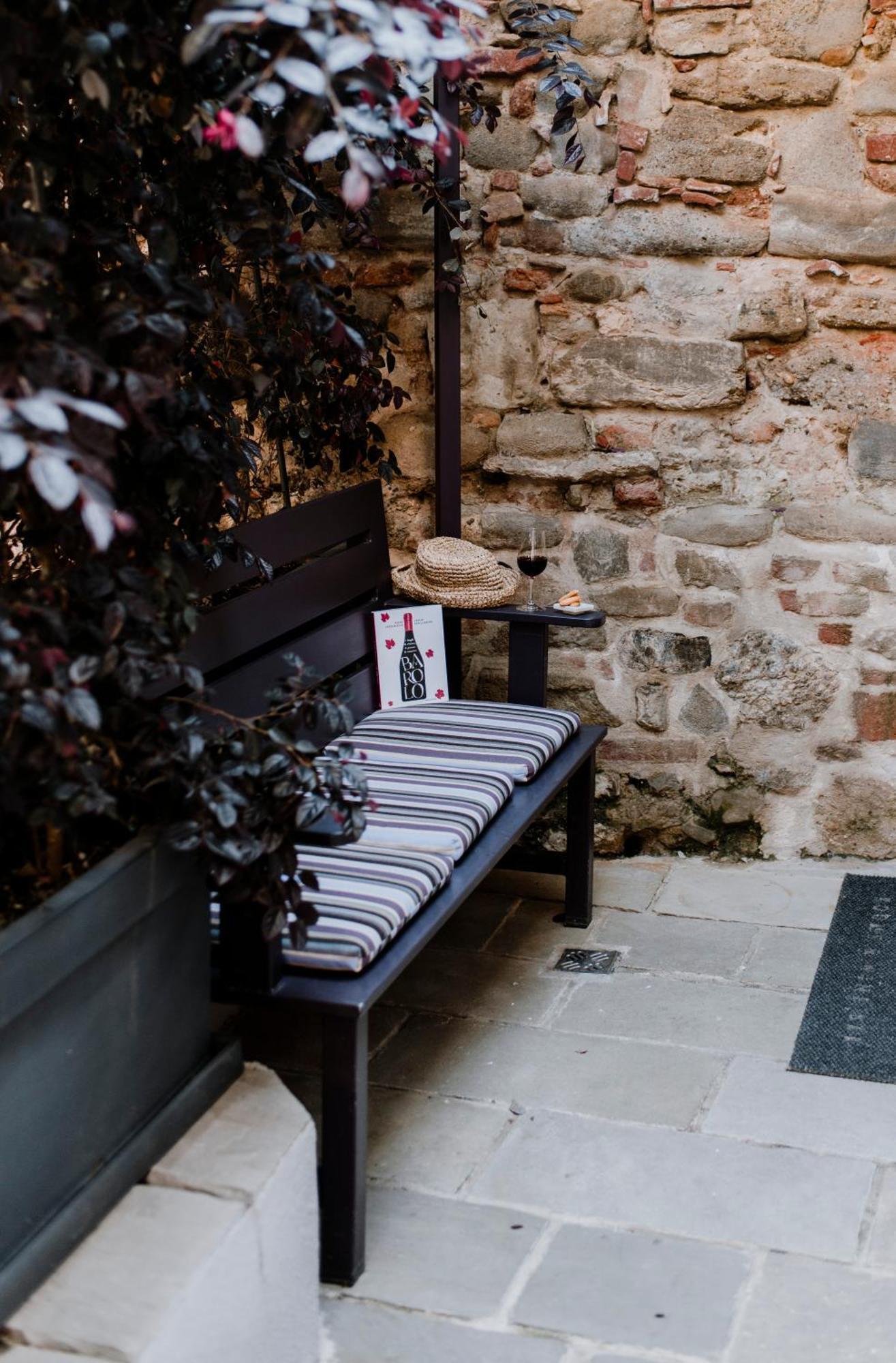Uve Rooms & Wine Bar La Morra Exterior foto